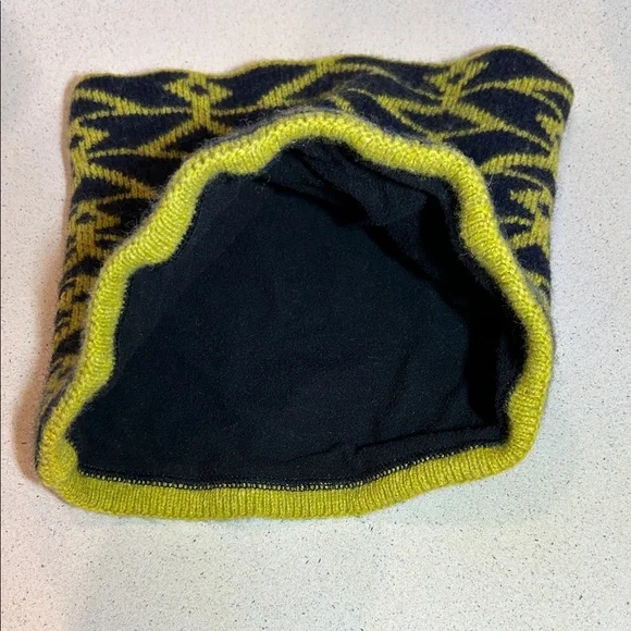 Patagonia Black and Yellow Patterned Neck Warmer - Picture 3 of 4